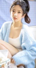 精选高颜值白皙匀称女生慵懒蓝色居家服气质室内写真图片