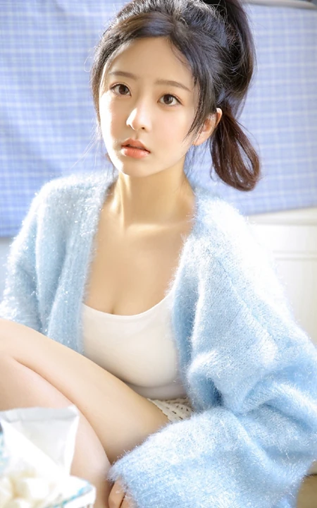 精选高颜值白皙匀称女生慵懒蓝色居家服气质室内写真图片