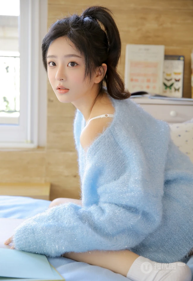 精选高颜值白皙匀称女生慵懒蓝色居家服气质室内写真图片