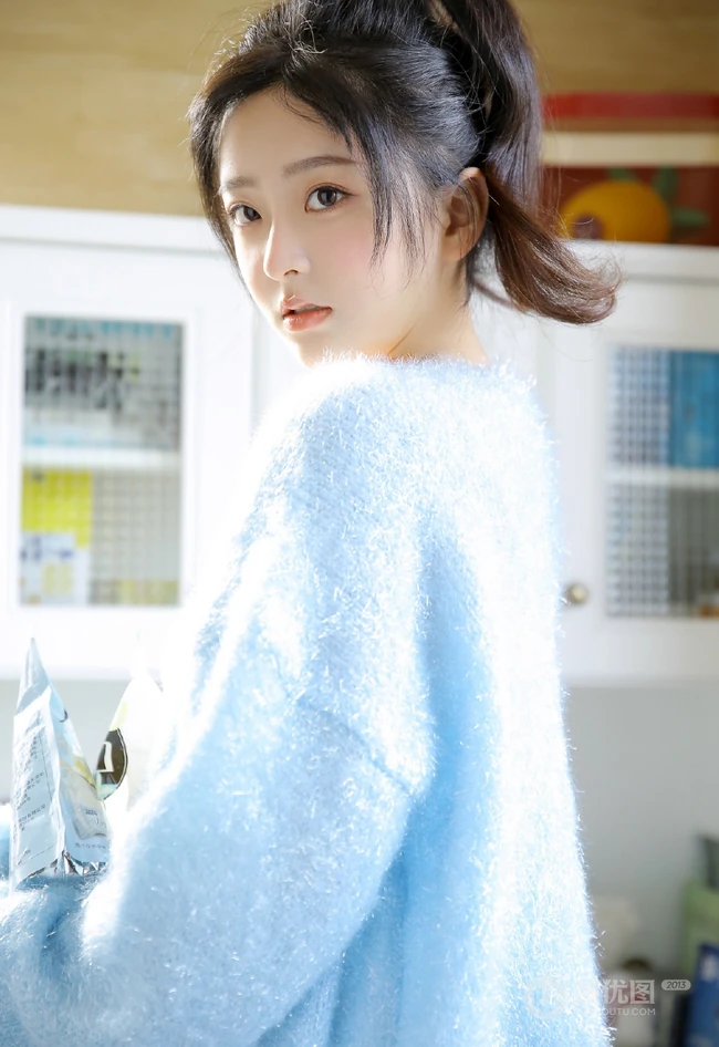 精选高颜值白皙匀称女生慵懒蓝色居家服气质室内写真图片