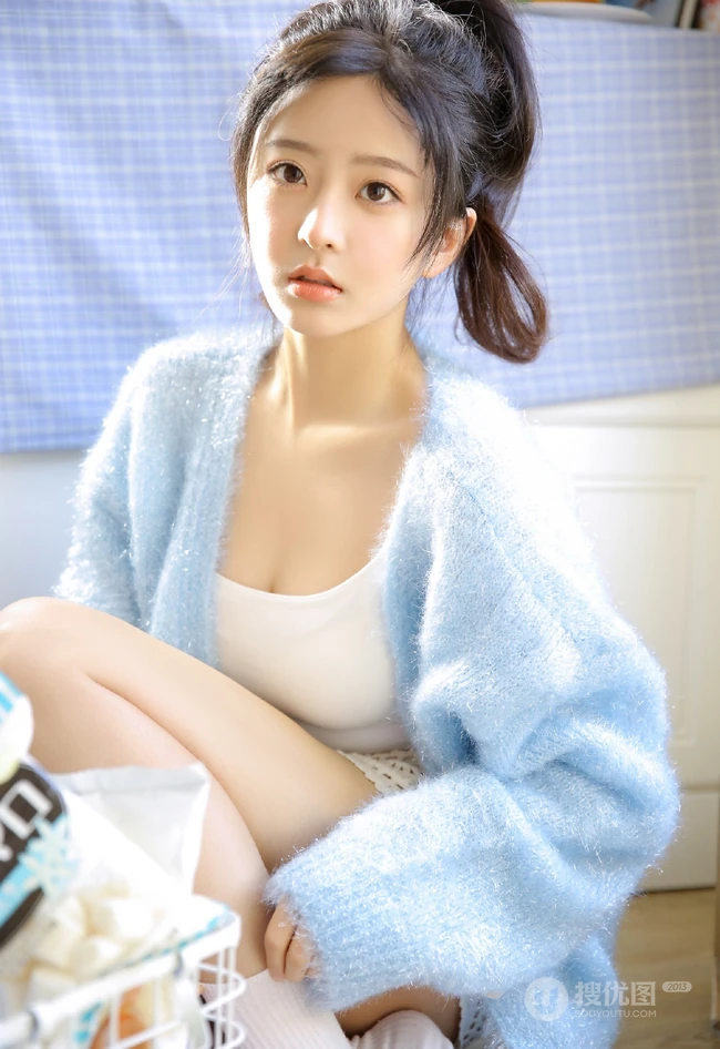 精选高颜值白皙匀称女生慵懒蓝色居家服气质室内写真图片