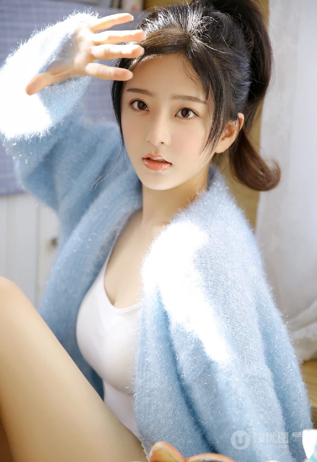 精选高颜值白皙匀称女生慵懒蓝色居家服气质室内写真图片