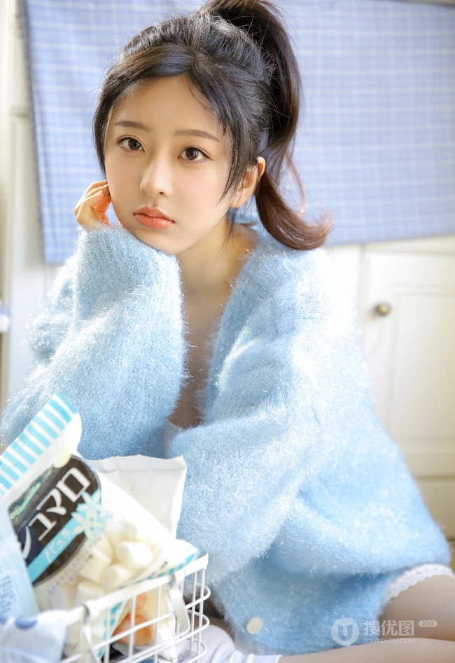 精选高颜值白皙匀称女生慵懒蓝色居家服气质室内写真图片