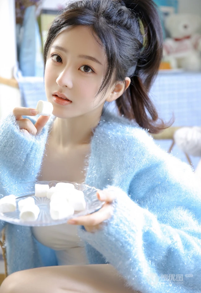 精选高颜值白皙匀称女生慵懒蓝色居家服气质室内写真图片