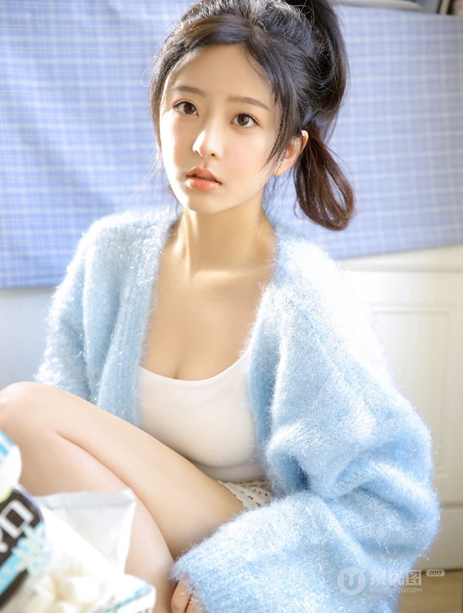 精选高颜值白皙匀称女生慵懒蓝色居家服气质室内写真图片