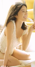 弹吉他的文艺系漂亮可爱小姐姐室内美图，甜美笑容灿烂无比