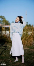 90后内地女演员杨祺如户外茅草地清新清新写真图片