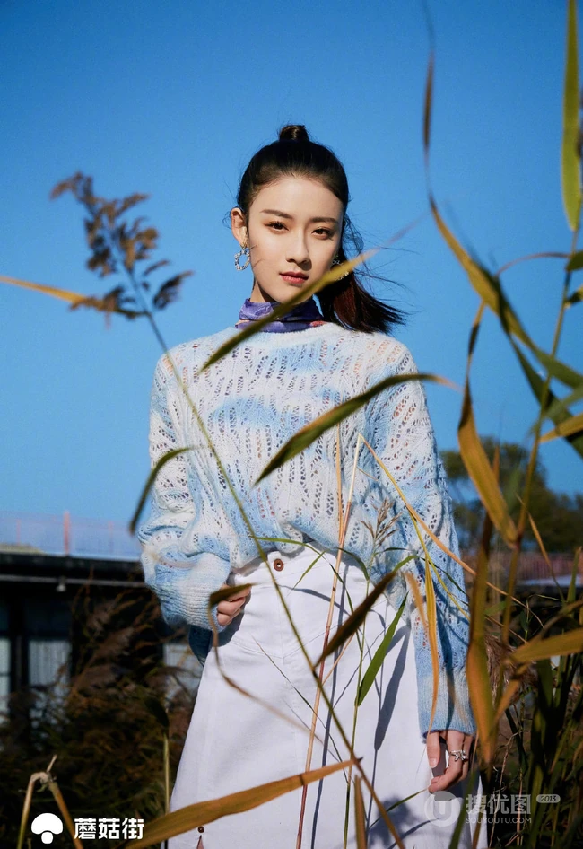 90后内地女演员杨祺如户外茅草地清新清新写真图片