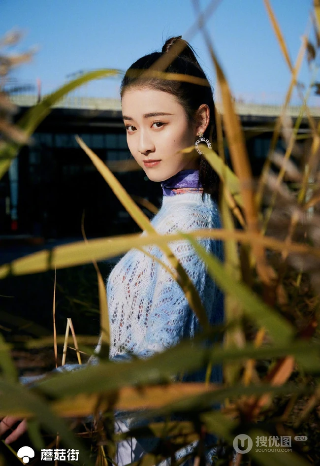 90后内地女演员杨祺如户外茅草地清新清新写真图片