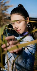 90后内地女演员杨祺如户外茅草地清新清新写真图片