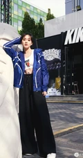 江铠同蓝衣黑裤白背心运动服饰街拍美照，身材修长，纤细线条完美