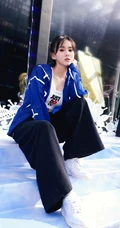 江铠同蓝衣黑裤白背心运动服饰街拍美照，身材修长，纤细线条完美
