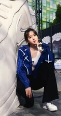 江铠同蓝衣黑裤白背心运动服饰街拍美照，身材修长，纤细线条完美