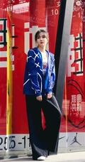 江铠同蓝衣黑裤白背心运动服饰街拍美照，身材修长，纤细线条完美