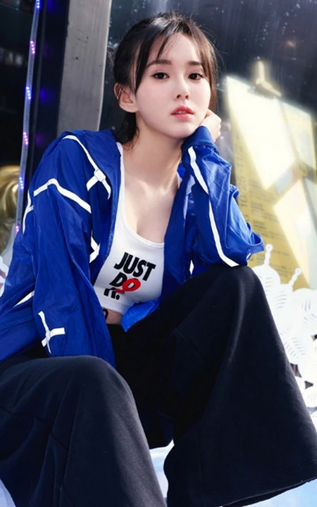 江铠同蓝衣黑裤白背心运动服饰街拍美照，身材修长，纤细线条完美