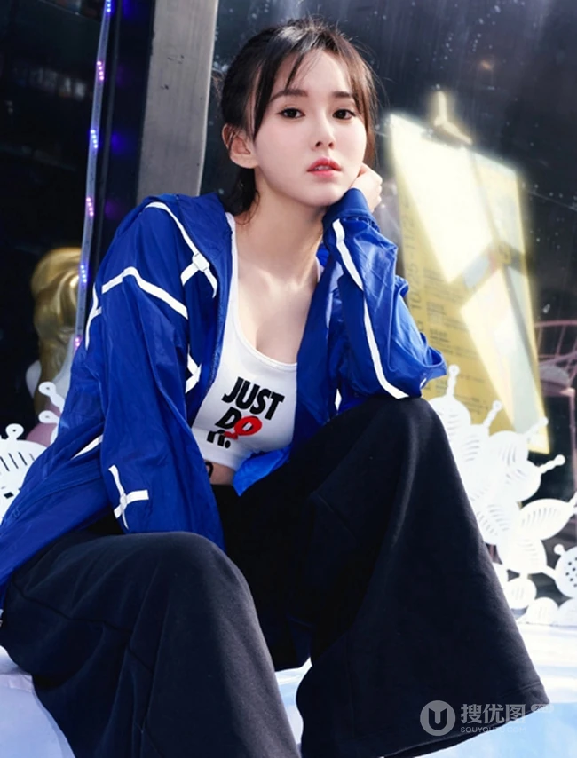 江铠同蓝衣黑裤白背心运动服饰街拍美照，身材修长，纤细线条完美
