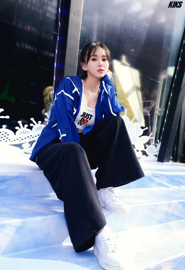 江铠同蓝衣黑裤白背心运动服饰街拍美照，身材修长，纤细线条完美