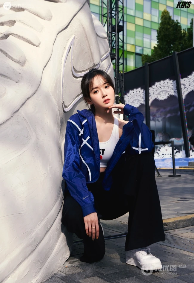 江铠同蓝衣黑裤白背心运动服饰街拍美照，身材修长，纤细线条完美