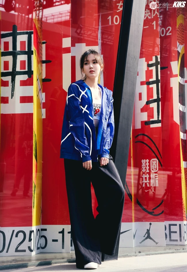 江铠同蓝衣黑裤白背心运动服饰街拍美照，身材修长，纤细线条完美