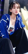 江铠同蓝衣黑裤白背心运动服饰街拍美照，身材修长，纤细线条完美