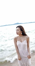 ​牛仔外套下的小气质，清欢女生主播Hana妹室内、海边写真图集