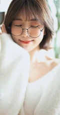 韩系风格超可爱动人匀称身形线条感短发眼镜少女室内写真