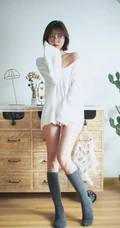 韩系风格超可爱动人匀称身形线条感短发眼镜少女室内写真