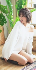 韩系风格超可爱动人匀称身形线条感短发眼镜少女室内写真
