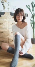 韩系风格超可爱动人匀称身形线条感短发眼镜少女室内写真