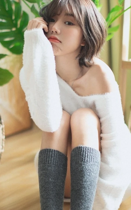 韩系风格超可爱动人匀称身形线条感短发眼镜少女室内写真