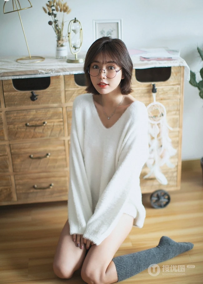 韩系风格超可爱动人匀称身形线条感短发眼镜少女室内写真