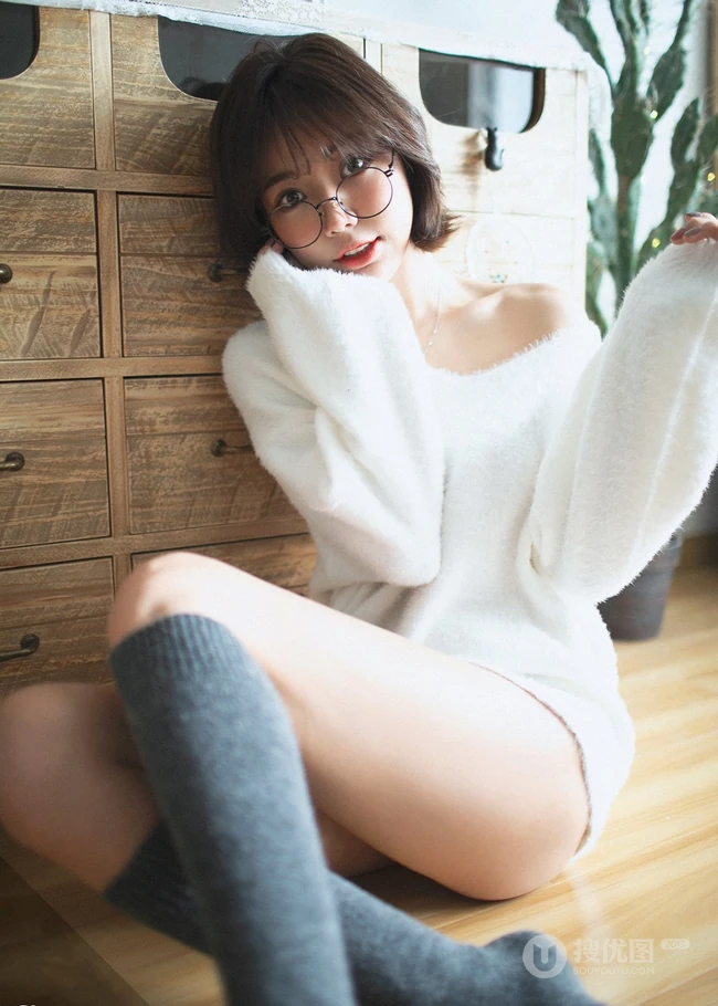 韩系风格超可爱动人匀称身形线条感短发眼镜少女室内写真