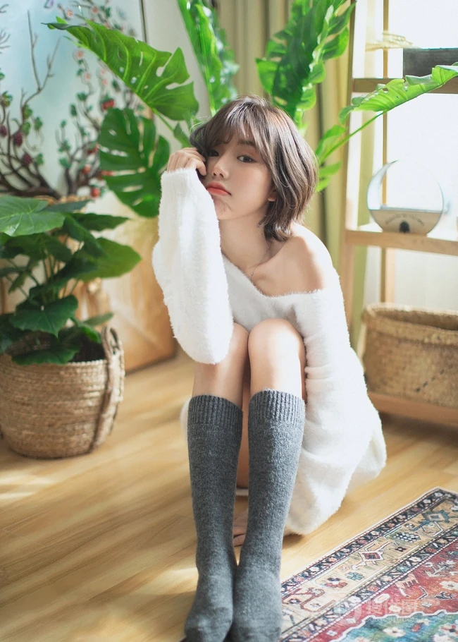 韩系风格超可爱动人匀称身形线条感短发眼镜少女室内写真