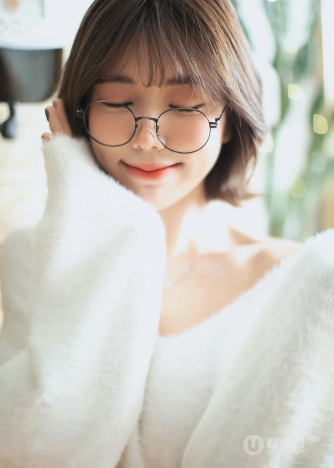韩系风格超可爱动人匀称身形线条感短发眼镜少女室内写真