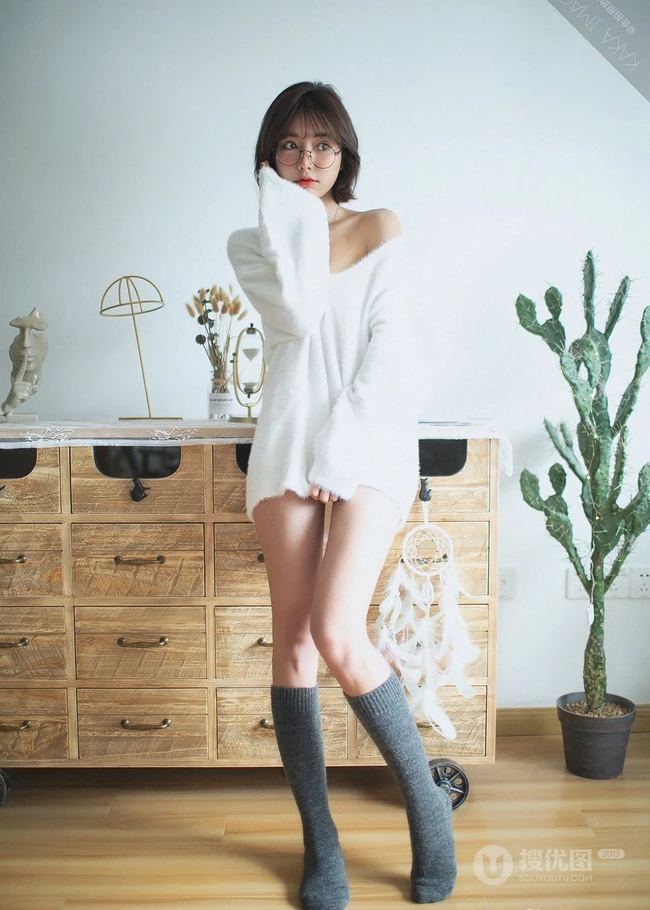 韩系风格超可爱动人匀称身形线条感短发眼镜少女室内写真