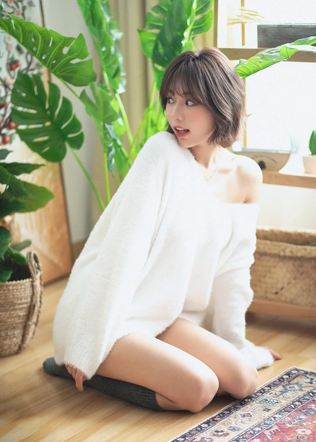 韩系风格超可爱动人匀称身形线条感短发眼镜少女室内写真