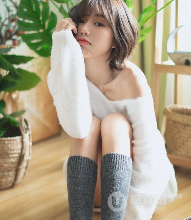 韩系风格超可爱动人匀称身形线条感短发眼镜少女室内写真