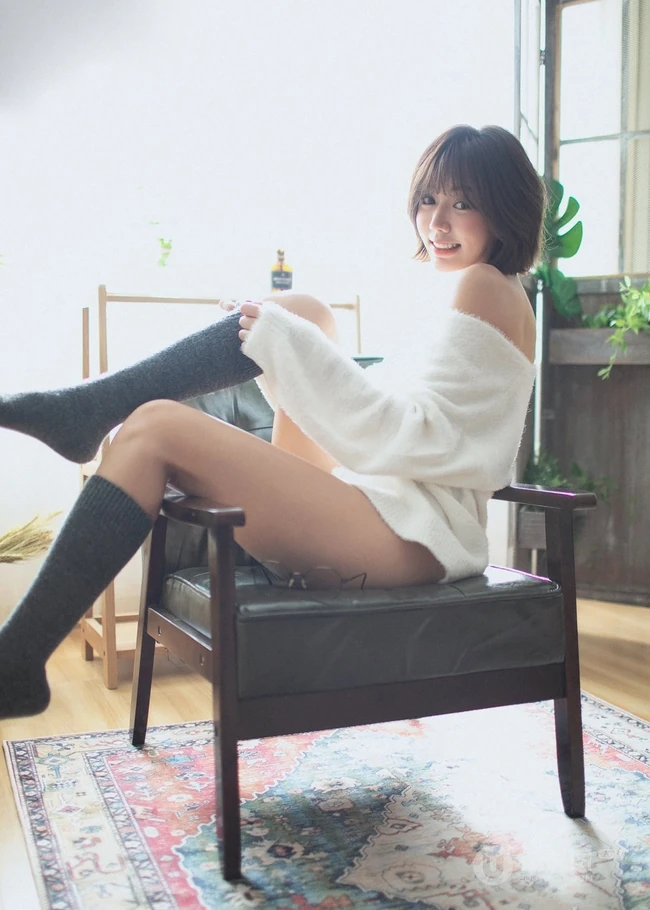 韩系风格超可爱动人匀称身形线条感短发眼镜少女室内写真