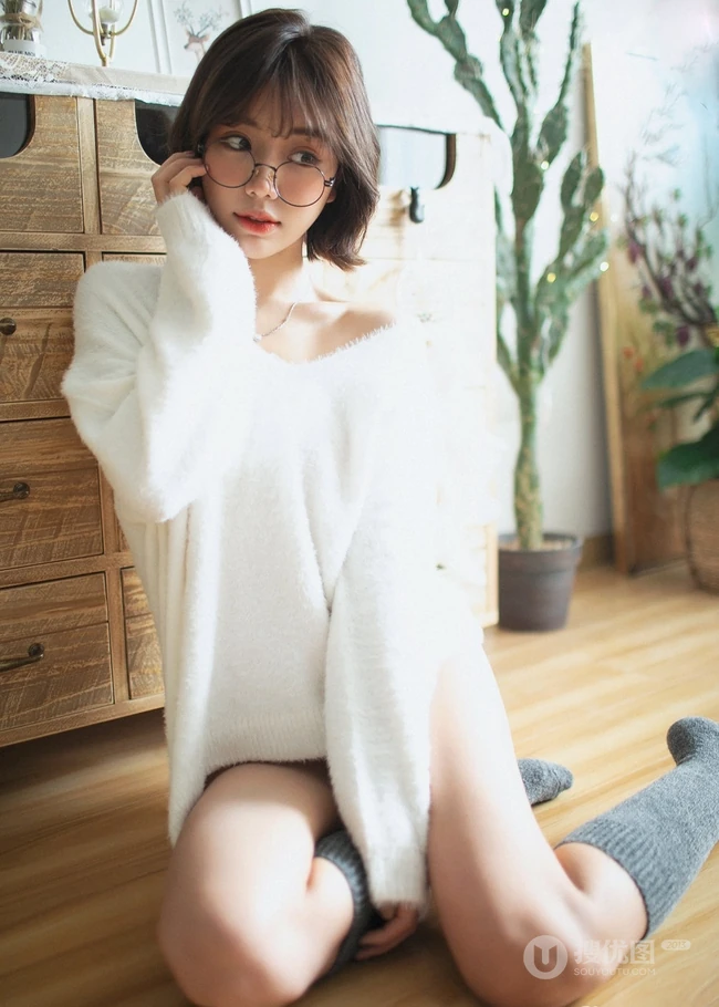 韩系风格超可爱动人匀称身形线条感短发眼镜少女室内写真
