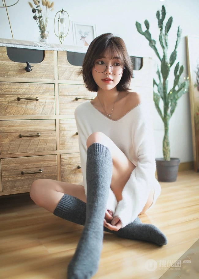 韩系风格超可爱动人匀称身形线条感短发眼镜少女室内写真