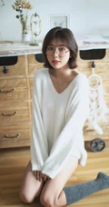 韩系风格超可爱动人匀称身形线条感短发眼镜少女室内写真