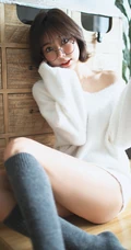 韩系风格超可爱动人匀称身形线条感短发眼镜少女室内写真