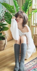 韩系风格超可爱动人匀称身形线条感短发眼镜少女室内写真