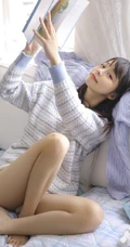 萌萌哒可爱甜少女毛衣短裤室内写真，就像蜜宠小萌妹