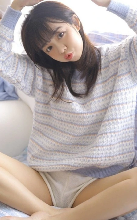 萌萌哒可爱甜少女毛衣短裤室内写真，就像蜜宠小萌妹