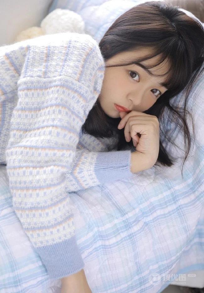 萌萌哒可爱甜少女毛衣短裤室内写真，就像蜜宠小萌妹