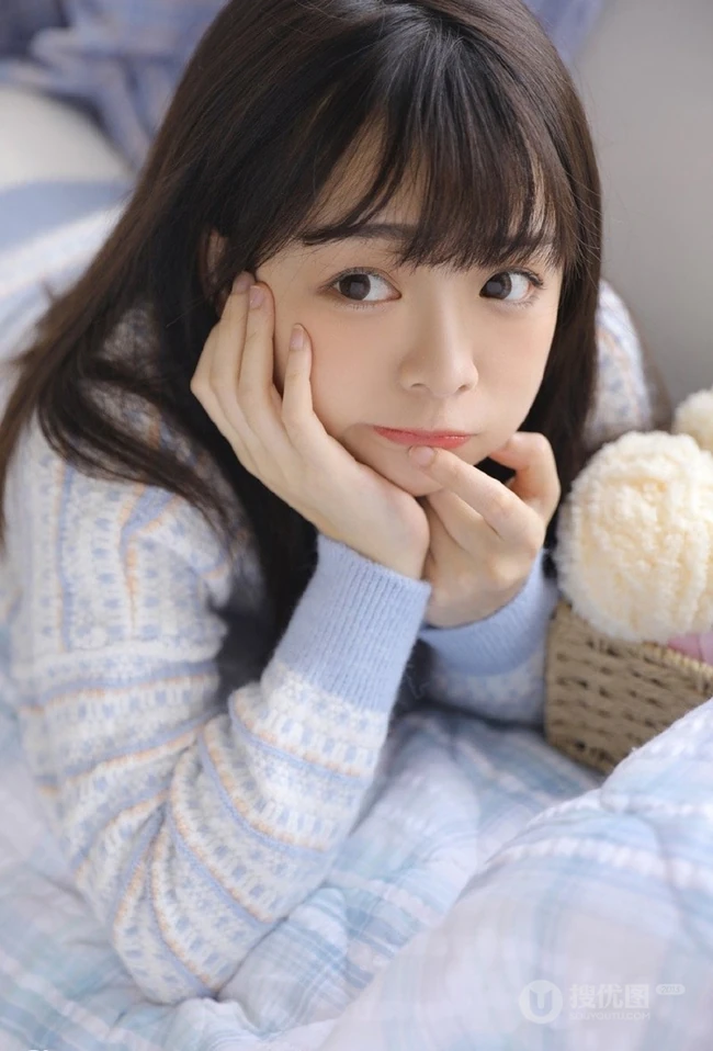 萌萌哒可爱甜少女毛衣短裤室内写真，就像蜜宠小萌妹