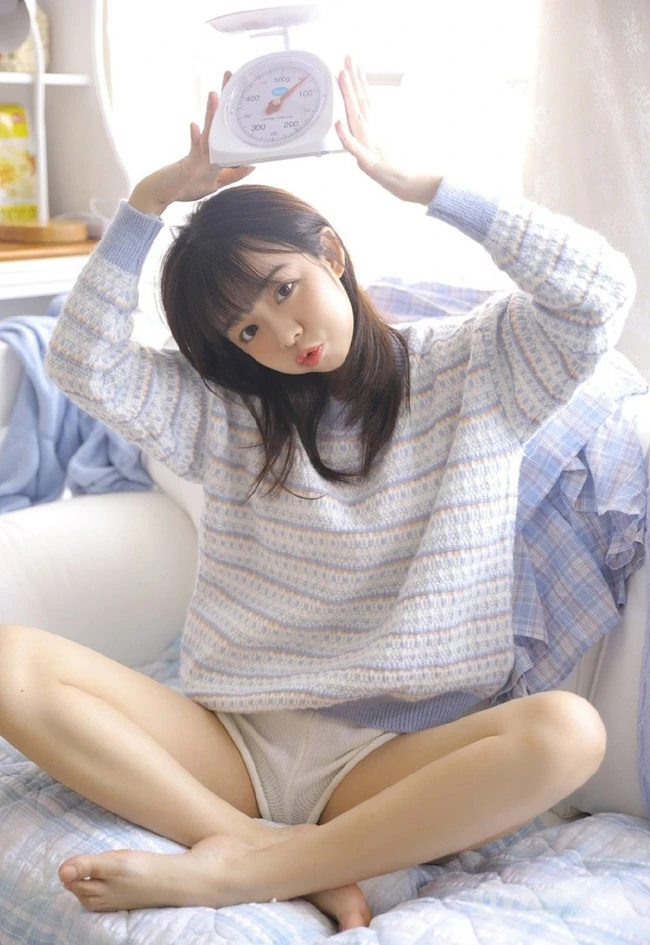 萌萌哒可爱甜少女毛衣短裤室内写真，就像蜜宠小萌妹