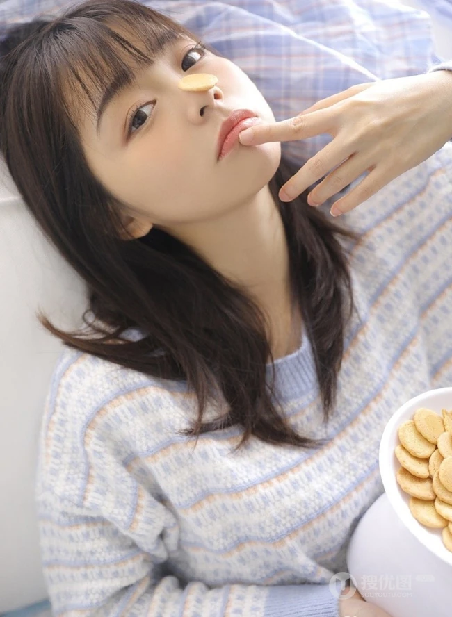 萌萌哒可爱甜少女毛衣短裤室内写真，就像蜜宠小萌妹