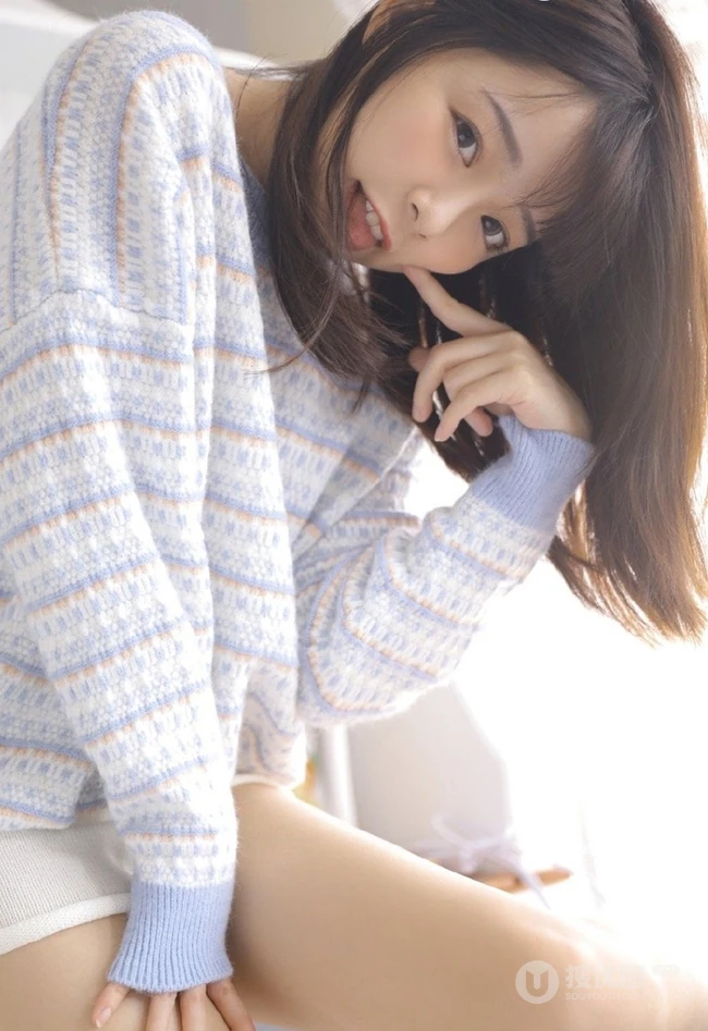 萌萌哒可爱甜少女毛衣短裤室内写真，就像蜜宠小萌妹
